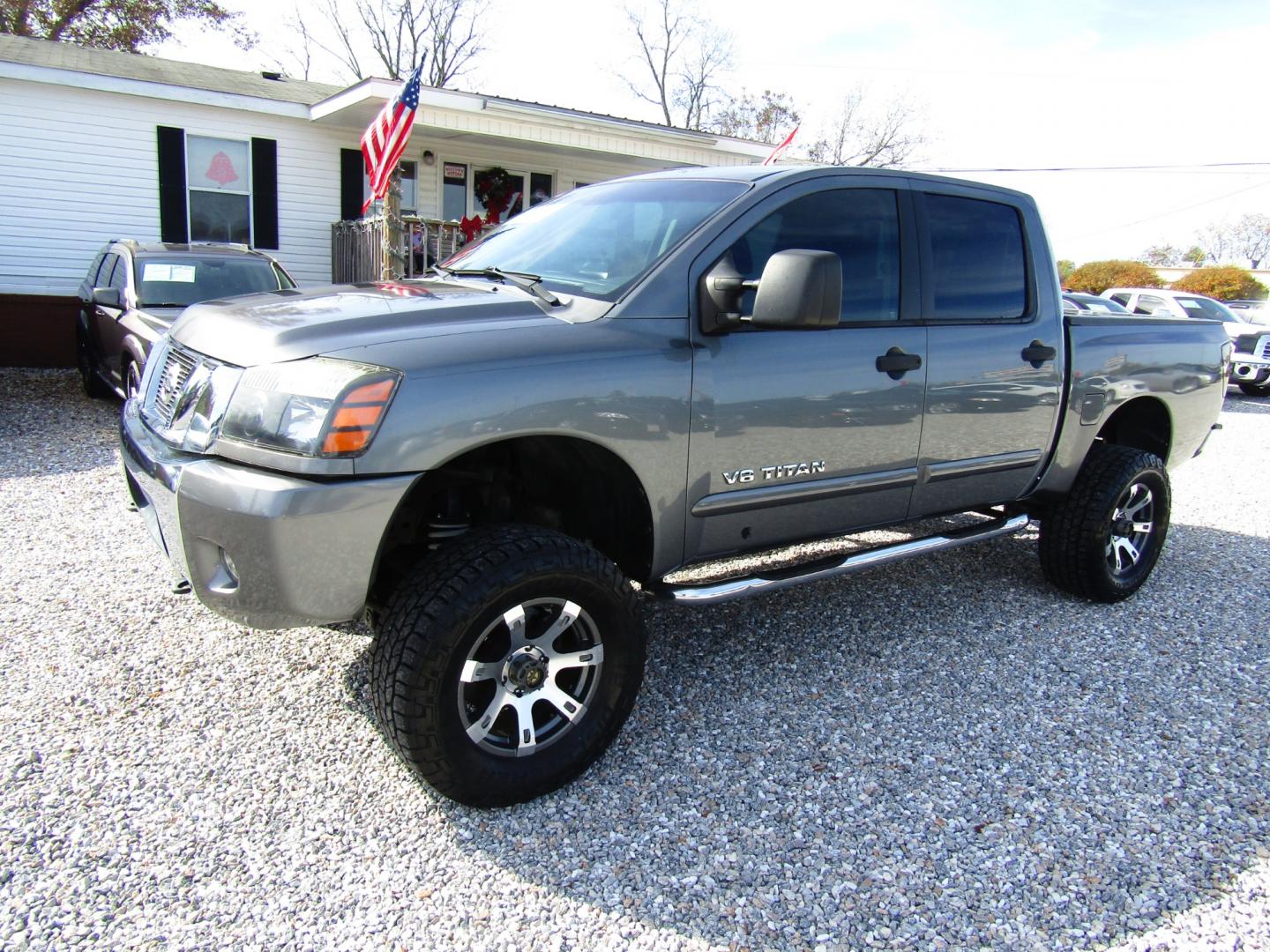 2013 Gray /Gray Nissan Titan SV Crew Cab 4WD (1N6AA0EJ3DN) with an 5.6L V8 DOHC 32V engine, Automatic transmission, located at 15016 S Hwy 231, Midland City, AL, 36350, (334) 983-3001, 31.306210, -85.495277 - Photo#2